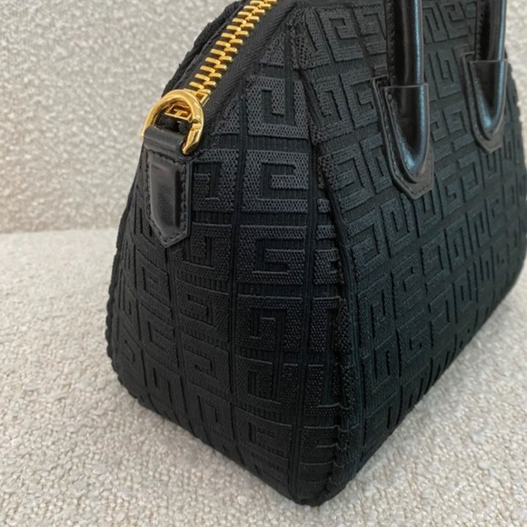 Authentic Givenchy Mini Antigona bag in 4G embroidered canvas black - Picture 5 of 15